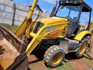 PARAGUAÇU/MG - Retroescavadeira Randon, modelo RK406, tração 4x4 — leilão em Paraguaçu/MG