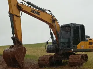 ENGENHO VELHO/RS - Escavadeira Hidráulica sobre Esteiras XCMG, modelo XE150BR, ano 2021, cabine fechada, motor diesel, equipada com lança hidráulica e caçamba de escavação — leilão em Engenho Velho/RS