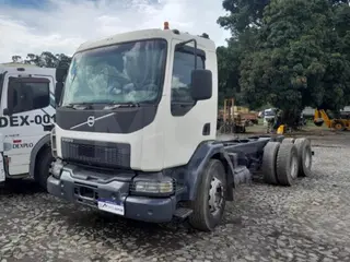 ITAÚNA MG CAMINHÃO NO CHASSI - VOLVO VM 330 6X4 TRAÇADO — leilão em Itaúna/MG