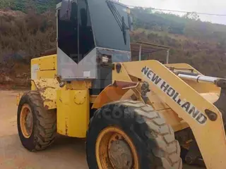 VIEIRAS/MG - Pá Carregadeira New Holland, modelo 12C — leilão em Vieiras/MG
