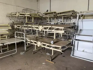 VARGINHA/MG - Lote contendo camas hospitalares, cadeiras, lixeiras — leilão em Varginha/MG