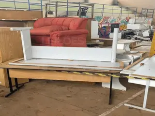 RESTINGA SÊCA/RS - Mobiliários em geral, contendo 4 armários, 1 armário aéreo, 1 sofá de dois lugares, 1 rack para TV, 9 mesas de escritório, 2 balcões, 1 estante — leilão em Restinga Seca/RS (foto 2)
