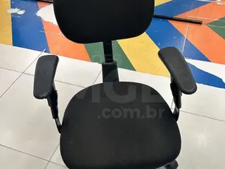 ITAUNA/MG- 69 CADEIRAS COM BRAÇO — leilão em Itaúna/MG