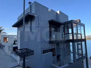 CAPITÓLIO/MG- CASA DE ALTO PADRÃO EM ESCARPAS DO LAGO (IMOVEL DESOCUPADO) — leilão em Capitólio/MG
