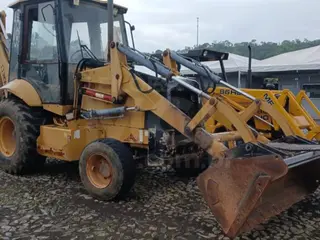 ITAÚNA MG - RETROESCAVADEIRA XCMG 870BR - MOTOR MWM — leilão em Belo Horizonte/MG