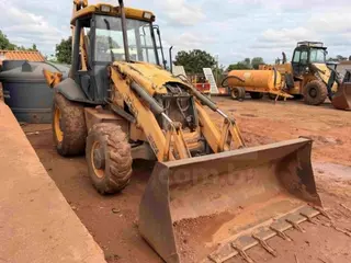 TIROS/MG - Retroescavadeira JCB, modelo 3C — leilão em Tiros/MG