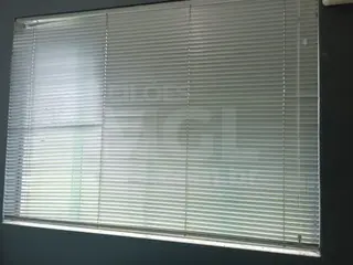 GOVERNADOR VALADARES/MG - Cadeiras de escritório e persianas, Balcão de escritório — leilão em Governador Valadares/MG (foto 7)