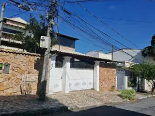 Casa nº 100 da Rua Lafaiete Pimenta, constituído pelo lote nº 50, Califórnia, 1º distrito de Nova Iguaçu/RJ, CEP 26216-100. Área construída: 325,16 m² /… — leilão em Nova Iguaçu/RJ
