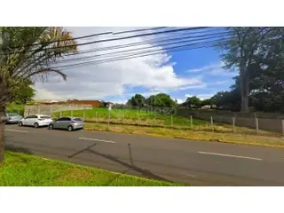 Terreno, situado na Avenida Padre Antônio Vann Ess, n° 1799, Centro. Área de terreno: 2.496,14m². Matrícula 4.440 do RI local. — leilão em Pirassununga/SP