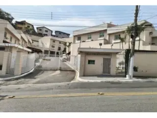 Casa sob nº 27, localizada a esquerda de quem da principal via interna de circulação seguir pela outra via interna de circulação, em direção a divisa do… — leilão em São Paulo/SP
