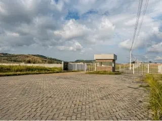 Terreno. Via Interna H, s/nº, Lote 172 do Condomínio Holiday Park Land II, Pachecos. Área de terreno: 152,00m². Matr. 52.687 do 1º CRI Local. — leilão em Itaboraí/RJ