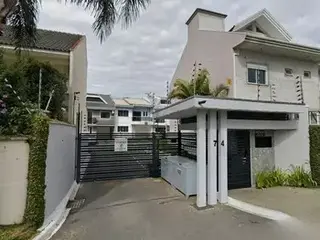 Casa nº 14 do Residencial Portal das Violetas, situada na Rua Adel Raad, n° 74, Capão Raso. Área de terreno: 122,65m², Área construída estimada: 206,50m².… — leilão em Curitiba/PR