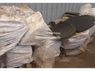 diversas peças de cadeiras desmontadas — leilão em Guarulhos/SP