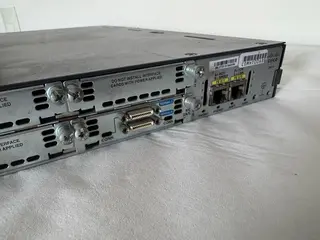 ROTEADOR CISCO 2811 ,MEMÓRIA RAM DE 256 MB, SAÍDAS INTERFACE FASTETHERNET, SLOTS SERIAIS (REF. HVW) (01 PÇ) (Ref.: 1057) — leilão em Santo André/SP (foto 12)