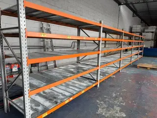 5 MODULOS DE MINI PORTA PALLETES C/ BANDEJAS EM AÇO DISTRIBUIDO EM 6 MONTANTES DE APROX 2,10 MTS, 50 LONGARINAS C/ 2,30 MTS E 300 BANDEJAS . PERFAZENDO APROX 12 MTS LINEAR (Ref.: ML) — leilão em São Paulo (foto 2)