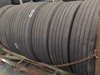 05 PNEUS DE DIMENSÃO 295/80 E 02 PNEUS 275/80 (Ref.: DR327) — leilão em São Bernardo do Campo