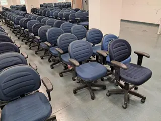 CADEIRAS GIRATÓRIAS C/ BRAÇOS E RODAS (39 PÇ) (Ref.: JHZ) — leilão em São Paulo (foto 5)