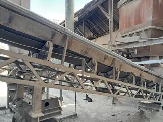 SISTEMA DE RECEPÇÃO E ARMAZENAGEM DE AGREGADOS COM 02 SILOS COMPARTIMENTADOS DE 130 TON. COM DOSAGEM SCHENCK, GALPÃO DE CLÍNQUER DE 1.000 M², MOEGA, ELEVADOR DE CANECAS AUMUND E TRANSPORTADORES (Ref.: B / PROCESSAMENTO DE AGREGADOS) — leilão em Açailândia/MA (foto 9)