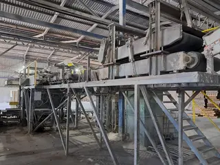 LINHA DE PALETIZAÇÃO DE CIMENTO COM PALETIZADORA AUTOMÁTICA VENTOMATIC POLIMAT M25, CAP. 2.500 SC/H, GALPÃO DE PRODUTO ACABADO DE 1.500 M², 02 GARFOS PANTOGRÁFICOS SAUR, E BALANÇA DE PLATAFORMA DE 5 TON. (Ref.: H / PALETIZADORA) — leilão em Açailândia/MA (foto 15)