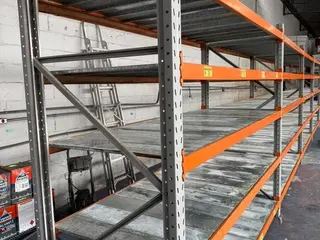 5 MODULOS DE MINI PORTA PALLETES C/ BANDEJAS EM AÇO DISTRIBUIDO EM 6 MONTANTES DE APROX 2,10 MTS, 50 LONGARINAS C/ 2,30 MTS E 300 BANDEJAS . PERFAZENDO APROX 12 MTS LINEAR (Ref.: ML) — leilão em São Paulo (foto 3)