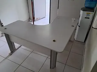 MOBILIÁRIOS COM MESAS EM L, MESA DE REUNIÃO BIPARTIDA, MESA COM TAMPO DE GRANITO, ARMÁRIOS METÁLICOS, BEBEDOUROS E CORTINA DE AR KOMECO (Ref.: L / ALMOXARIFADO, PCM, ENSACADEIRA E LABORATÓRIO) — leilão em Açailândia/MA (foto 7)