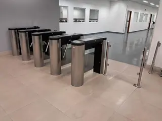 CATRACA ELETRÔNICA PEDESTAL DE CONTROLE DE ACESSO C/ PORTINHOLA E DIVISÓRIA LATERAL (05 PÇ) (Ref.: JJK) — leilão em São Paulo