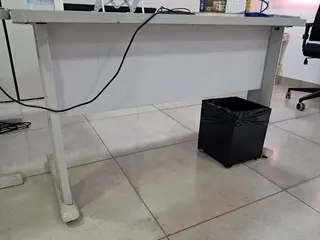 MOBILIÁRIOS: ESTAÇÕES DE TRABALHO, CADEIRAS GIRATÓRIAS, BALCÃO CURVO METÁLICO, ESTERILIZADORES DE AR E AR CONDICIONADO SPLIT CARRIER (Ref.: L / RECEPÇÃO E ADMINISTRATIVO) — leilão em Açailândia/MA (foto 11)