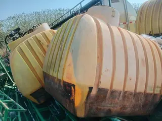 PEÇAS DE PULVERIZADOR JOHN DEERE: BARRAS E TANQUES (05 PÇS) (Ref.: DA) — leilão em Sapezal/MT (foto 8)