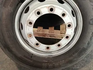 06 UNIDADES DE- PNEUS 275 RODA FERRO USADOS / MARCA: DIVERSOS TIPO II. (Ref.: DR538) — leilão em São Bernardo do Campo (foto 6)