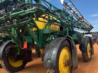 PULVERIZADOR AUTO PROPELIDO JOHN DEERE E4730, ANO AQUIS.: 2013, SÉRIE: 1NW4730XHD0000844 (Ref: LIM202500752) — leilão em Campo Novo do Parecis/MT (foto 2)