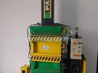PRENSA HIDRAULICA ENFARDADEIRA VERTICAL ABILITY PAV80 NORMA NT-16, NR-12 E NR-10( SEMI NOVA ) / COM CAIXA DE PRENSAGEM (Ref.: SD130) — leilão em São Paulo