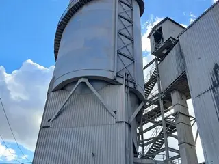 SISTEMA DE ARMAZENAGEM DE CIMENTO COM SILO METÁLICO AÉREO CILÍNDRICO, CAP. 2.000 TON. E 37 M DE ALTURA, SOPRADOR ATLAS COPCO ZS 4 VSD, ANO: 2023, MOTOBOMBA DE ROSCA 75 HP, SOPRADOR ROBUSCHI E FILTRO DE MANGAS (Ref.: F / ARMAZENAGEM 2) — leilão em Açailândia/MA (foto 12)