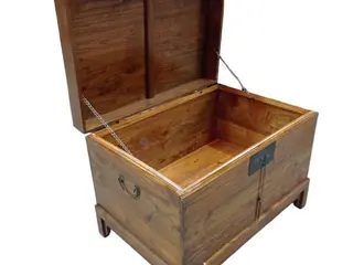 02 BAÚS DE MADEIRA ANTIGO DECORVILLE MED. 76X53X56 CM — leilão em São Caetano do Sul