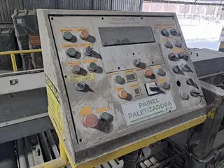 LINHA DE PALETIZAÇÃO DE CIMENTO COM PALETIZADORA AUTOMÁTICA VENTOMATIC POLIMAT M25, CAP. 2.500 SC/H, GALPÃO DE PRODUTO ACABADO DE 1.500 M², 02 GARFOS PANTOGRÁFICOS SAUR, E BALANÇA DE PLATAFORMA DE 5 TON. (Ref.: H / PALETIZADORA) — leilão em Açailândia/MA (foto 12)