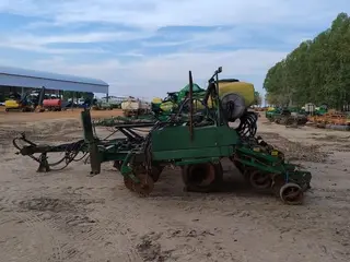 PLANTADEIRA JOHN DEERE 2100 DF 30 LINHAS, ANO AQUIS.: 2012, SÉRIE: 1CQ2130ACC0000327 (Ref: LIM202500706) — leilão em Campo Novo do Parecis/MT (foto 5)