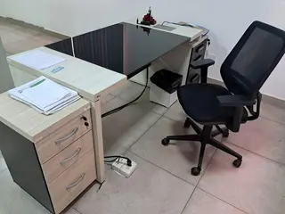 MOBILIÁRIOS DA DIRETORIA E SALA DE REUNIÃO COM MESA OVAL BIPARTIDA E CADEIRAS GIRATÓRIAS, MESAS EXECUTIVAS, ARMÁRIOS EXECUTIVOS, LOUSA DE VIDRO E AR CONDICIONADO SPLIT ELGIN E CONSUL (Ref.: L / DIRETORIA E SALA DE REUNIÃO) — leilão em Açailândia/MA (foto 9)