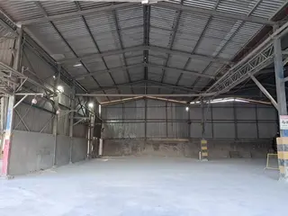 LINHA DE PALETIZAÇÃO DE CIMENTO COM PALETIZADORA AUTOMÁTICA VENTOMATIC POLIMAT M25, CAP. 2.500 SC/H, GALPÃO DE PRODUTO ACABADO DE 1.500 M², 02 GARFOS PANTOGRÁFICOS SAUR, E BALANÇA DE PLATAFORMA DE 5 TON. (Ref.: H / PALETIZADORA) — leilão em Açailândia/MA (foto 6)