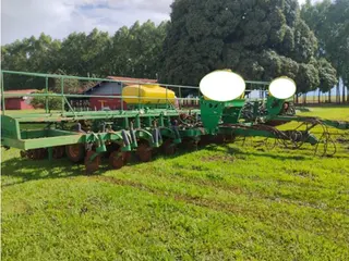 PLANTADEIRA DE GRÃOS JOHN DEERE 2100 DF 30 LINHAS, ANO AQUIS.: 2014, SÉRIE: 1CQ2130ACE0001022 (Ref: LIM202500179) — leilão em Campo Novo do Parecis/MT (foto 4)