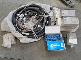 MATERIAIS ELÉTRICOS/ELETRÔNICOS: CHAVES, CABOS, BUJÕES, CONTATORES TRIPOLARES E OUTROS — leilão em Maracás/BA (foto 5)