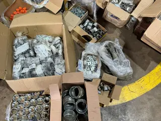SUCATA DE BOX GIRATÓRIO, CAIXA DE TOMADA, ABRAÇADEIRA, ISOLAMENTO PARALELO E OUTROS (APROX. 4.610 PÇ) (Ref.: 33° LOTE) — leilão em Capinópolis/MG (foto 18)