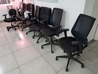 MOBILIÁRIOS: ESTAÇÕES DE TRABALHO, CADEIRAS GIRATÓRIAS, BALCÃO CURVO METÁLICO, ESTERILIZADORES DE AR E AR CONDICIONADO SPLIT CARRIER (Ref.: L / RECEPÇÃO E ADMINISTRATIVO) — leilão em Açailândia/MA (foto 4)
