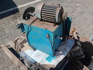 MOTORES ELÉTRICOS, BOBINADEIRA DE BANCADA, BOMBAS, VIBRADORES DE IMERSÃO P/ CONCRETO E EOUTROS (13 PÇS) (Ref.: DG) — leilão em Londrina/PR (foto 7)