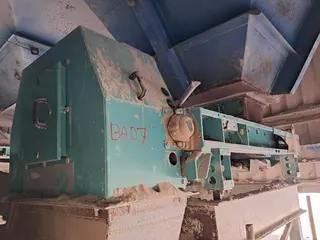 SISTEMA DE RECEPÇÃO E ARMAZENAGEM DE AGREGADOS COM 02 SILOS COMPARTIMENTADOS DE 130 TON. COM DOSAGEM SCHENCK, GALPÃO DE CLÍNQUER DE 1.000 M², MOEGA, ELEVADOR DE CANECAS AUMUND E TRANSPORTADORES (Ref.: B / PROCESSAMENTO DE AGREGADOS) — leilão em Açailândia/MA (foto 27)