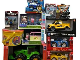 19 BRINQUEDOS DIVEROS: CARRINHOS, TRATOR, BALDÃO DE MASSINHA E OUTROS — leilão em São Caetano do Sul