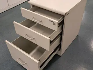 GAVETEIROS COORPORATIVOS TIPO VOLANTES, PEDESTAL E P/ PASTAS SUSPENSAS (32 PÇ) (Ref.: JHK) — leilão em São Paulo/SP (foto 14)