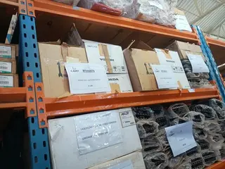 EQPTOS DE TI: CABOS, CONVERSORES DE MÍDIA, DISTRIBUIDORES ÓPTICOS, FECHADURAS EM TRIÂNGULO, FILTROS DE LINHA, FONTES, PLACAS, IMPRESSORAS E OUTROS (APROX. 2.158 PÇS) (Ref.: MAA) — leilão em Assis/SP (foto 43)