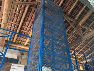 ELEVADOR ELÉTRICO DE CARGA, CAP. 300 KG E APROX. 200 POSIÇÕES DE ESTANTES PRATELEIRAS MODULARES EM AÇO CARBONO (Ref.: ABD/ACH) — leilão em São João Batista/SC (foto 4)