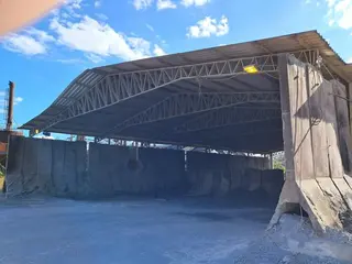 SISTEMA DE RECEPÇÃO E ARMAZENAGEM DE AGREGADOS COM 02 SILOS COMPARTIMENTADOS DE 130 TON. COM DOSAGEM SCHENCK, GALPÃO DE CLÍNQUER DE 1.000 M², MOEGA, ELEVADOR DE CANECAS AUMUND E TRANSPORTADORES (Ref.: B / PROCESSAMENTO DE AGREGADOS) — leilão em Açailândia/MA (foto 5)