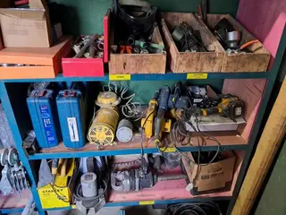 ITENS DE OFICINA E MANUTENÇÃO INDUSTRIAL COM BETONEIRA REVER 400 L, EMPILHADEIRA MANUAL HIDRÁULICA 1 TON., VASSOURA MECÂNICA, 29 ANDAIMES, FERRAMENTAS ELÉTRICAS E PEÇAS DE REPOSIÇÃO (Ref.: K / OFICINA & MANUTENÇÃO) — leilão em Açailândia/MA (foto 9)