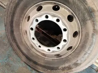 06 UNIDADES DE- PNEUS 295 RODA ALUMINIO / RECUPERAÇÃO/REFORMA / MARCA: DIVERSOS TIPO IV.. (Ref.: DR502) — leilão em São Bernardo do Campo (foto 7)